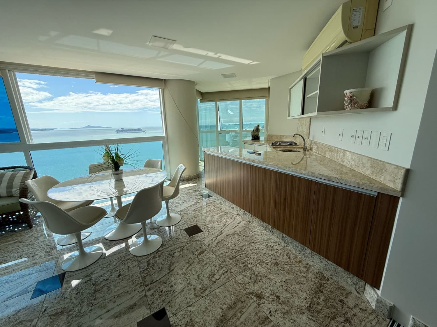 Apartamento frente mar no Ed. Costão da Barra em Balneário Camboriú